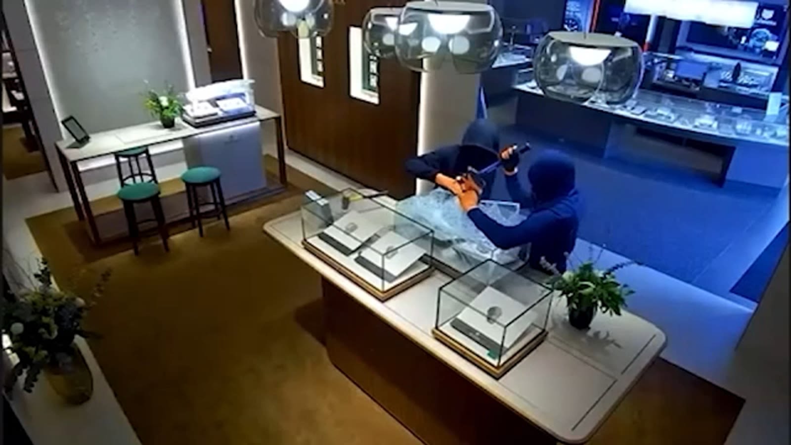 Thieves use sledgehammers in jewelry store smash-and-grab robbery in Westport | VIDEO