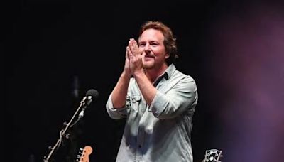 Eddie Vedder sale sul palco con gli Who