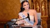 Le roban la banda y corona a Miss Mundo República Dominicana