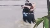 Último abrazo de amigos antes de ser arrastrados por un río