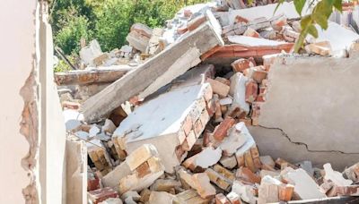 Two injured as part of gallery in Thane chawl collapses