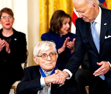 Phil Donahue, who taped talk show from Chicago for 10 years, awarded Presidential Medal of Freedom