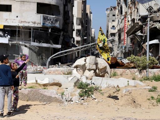 Israel ordena el desplazamiento de 300.000 gazatíes en el norte y sur de la Franja de Gaza