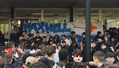 Milano, gli studenti occupano l’istituto tecnico Maxwell: “Vogliamo un futuro migliore”