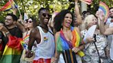 300.000 personas se manifiestan en el Orgullo a grito de: "No somos condones, copas ni tacones"