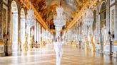 Salma Hayek lleva la antorcha olímpica al Palacio de Versalles