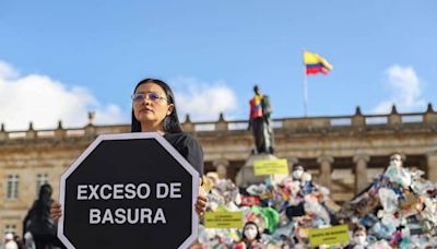 Con campaña artística en la Plaza de Bolívar, Greenpeace alerta crisis de basuras