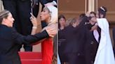 Empurrão e dedo na cara: confusão de seguranças com cantora e atriz com vestido de Jesus viraliza