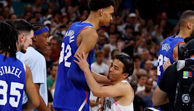 La increíble foto del jugador más bajo frente al gigante Wembanyama en la difícil victoria de Francia sobre Japón en básquet