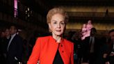 Carolina Herrera muestra cómo llevar la falda larga tableada más elegante con zapatos de tacón