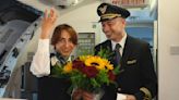 Pilot proposes to flight attendant girlfriend in front of passengers