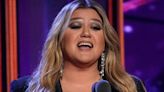 Kelly Clarkson Surprises Coffee Shop Customers With Stunning Choir-Backed Serenade