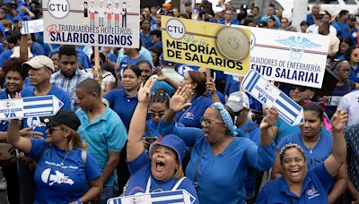Miles de profesores vuelven a protestar en Santo Domingo para exigir un aumento salarial