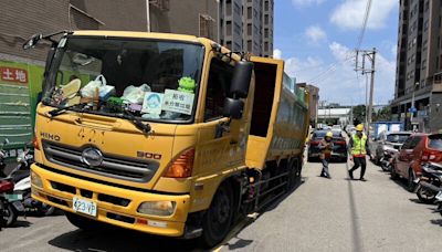 又見「吃車」！台中南屯路面塌陷 垃圾車被坑了