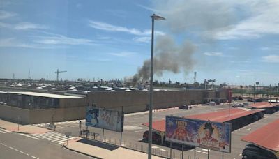 Extinguido el incendio originado en los alrededores del local de comida rápida Popeyes de Castellón y la gasolinera Cepsa