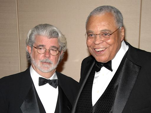 Murió James Earl Jones: Cómo fue que George Lucas le pidió que doblara la voz de Darth Vader, el villano más famoso