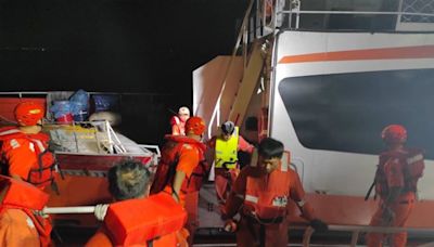 宜蘭蘇澳深夜火燒船 16名船員全數獲救2人送醫