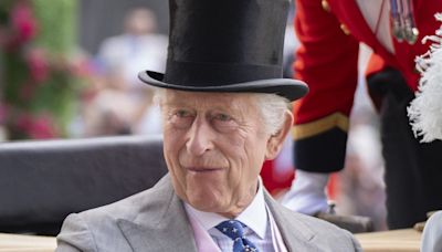 Charles III prêt à faire machine arrière avec Harry ? Le prince William s’arrache les cheveux