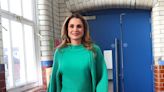 El doble gesto sostenible de Rania en Belfast al recuperar su jersey verde de 'cashmere' reciclado