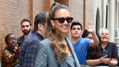 Jessica Alba en haut brassière à 43 ans, elle ose la tendance short controversée de l'été