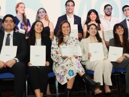 Otorgan becas a jóvenes para estudios de posgrado en el extranjero