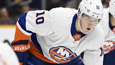 The Islanders have signed restricted free agent forward Simon Holmstrom to a 1-year contract