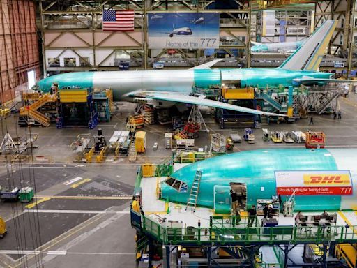 Boeing offers staff 25% pay hike in bid to avoid strike