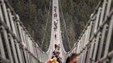 環球趣聞｜玻璃吊橋熱潮！全球最長玻璃吊橋捷克落成 橋面超窄只容得下2人行走？