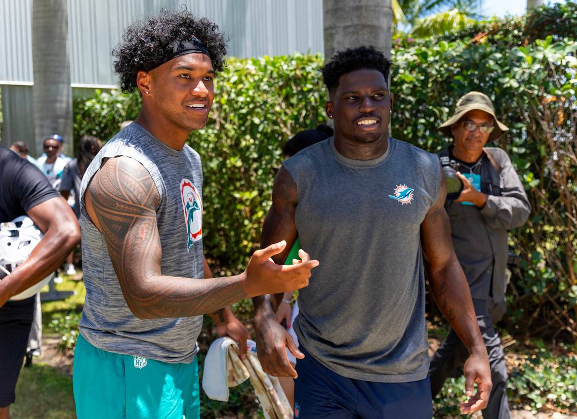 What happens if Dolphins don’t extend Tua and Tyreek contracts before the start of training camp?