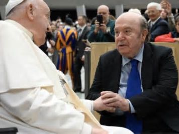 Papa Francesco riceve in Vaticano nonni, nipoti e anziani. Fra gli ospiti anche Lino Banfi e Al Bano