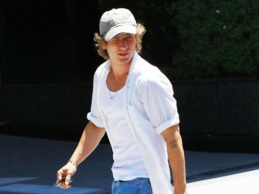 Jeremy Allen White Just Wore Fashion’s Current ‘It’ Sneaker