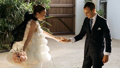 La boda en Valencia de Leticia y Alberto: un vestido de novia formado por pétalos y una celebración en un telar del siglo XII