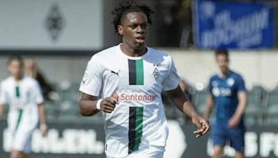 Borussia Monchengladbach fight off interest from Manchester United to keep 17 y/o striker