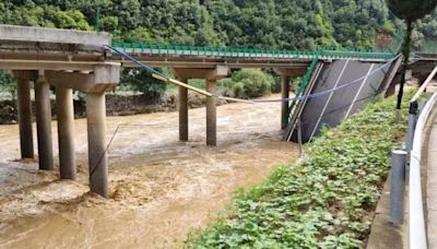 China: tempestade derruba ponte, deixa 11 mortes e 30 desparecidos