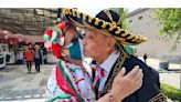 Pareja de la tercera edad celebra en Toluca a los Niños Héroes