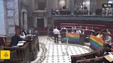 El ayuntamiento de València permite las banderas LGTBI de la oposición en el pleno en contra de la petición de Vox