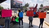 Operadores de grúas bloquean circulación en vía José López Portillo
