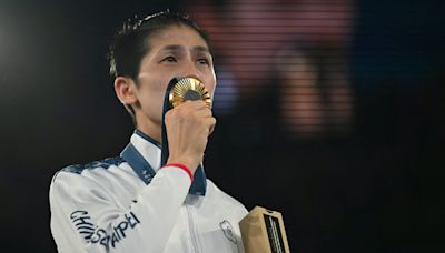 Fan removed from arena after unfurling flag at Lin Yu-Ting fight