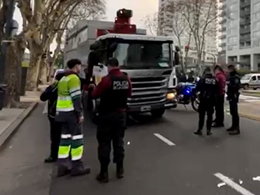 Palermo: un camión de basura atropelló a una joven de 25 años que fue internada en “estado delicado”