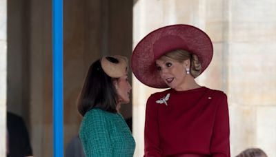 El llamativo y original tocado de la reina Letizia y el total look burdeos de Máxima de Holanda en su primer acto juntas