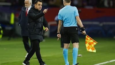 Xavi Hernández, de la pérdida de papeles en el campo a las críticas feroces al árbitro: "No es bueno para el fútbol quedarse con diez"