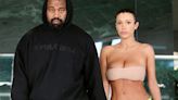 Bianca Censori, esposa de Kanye West, recorre el parque de Disneyland con los pies vendados - La Opinión