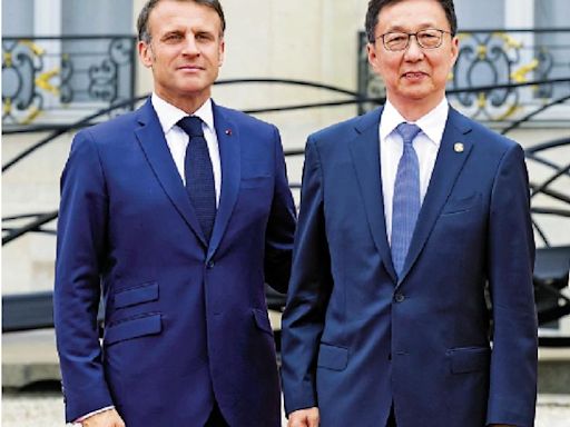 ﻿韓正同法國總統馬克龍親切交談