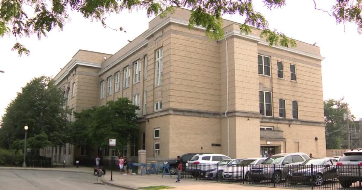 Chicago closes migrant shelter at former Wadsworth Elementary School in Woodlawn