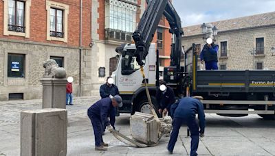 Una furgoneta derriba uno de los leones que custodian la Catedral de Ávila