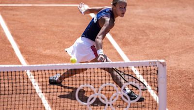 Olympics tennis: No. 1 Iga Swiatek gets hit by a ball but wins when Danielle Collins of the US stops