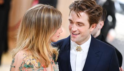 Suki Waterhouse revela el sexo de su bebé con Robert Pattinson en su primer concierto tras ser madre: "El amor de mi vida"