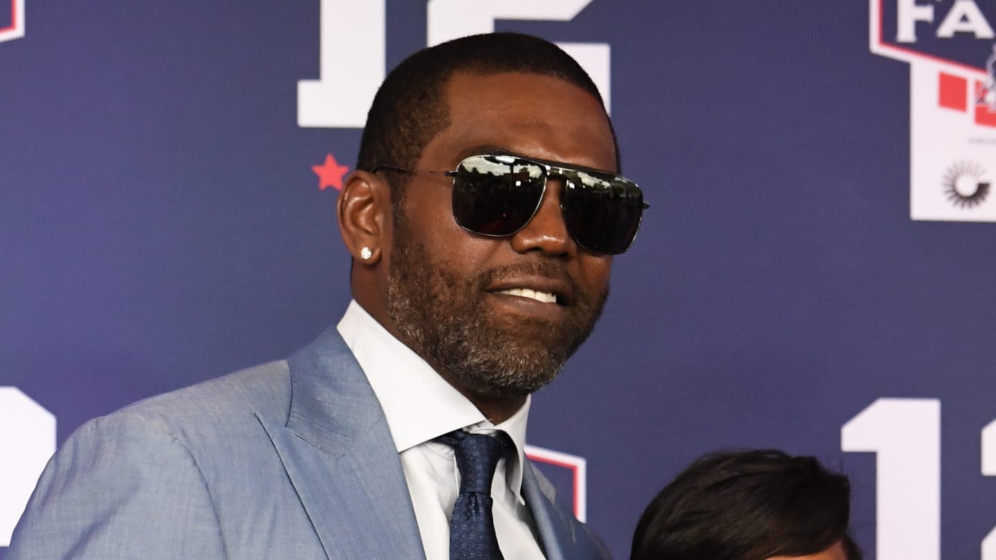 Patriots fans bring Randy Moss to tears at Tom Brady Hall of Fame Ceremony