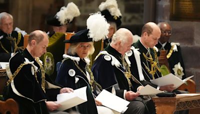 Rei Charles III posa orgulhoso com príncipe William e rainha Camilla em nova foto oficial; veja