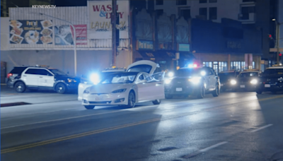 Stolen Tesla runs out of battery in the middle of Hollywood police pursuit